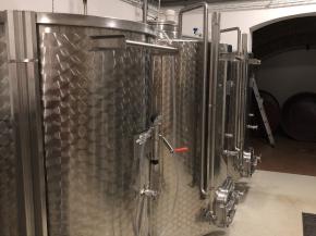 Minden borunk szabályozott hőmérsékleti körülményeket között születik és ott is éri el a palackozás előtti végleges formáját.